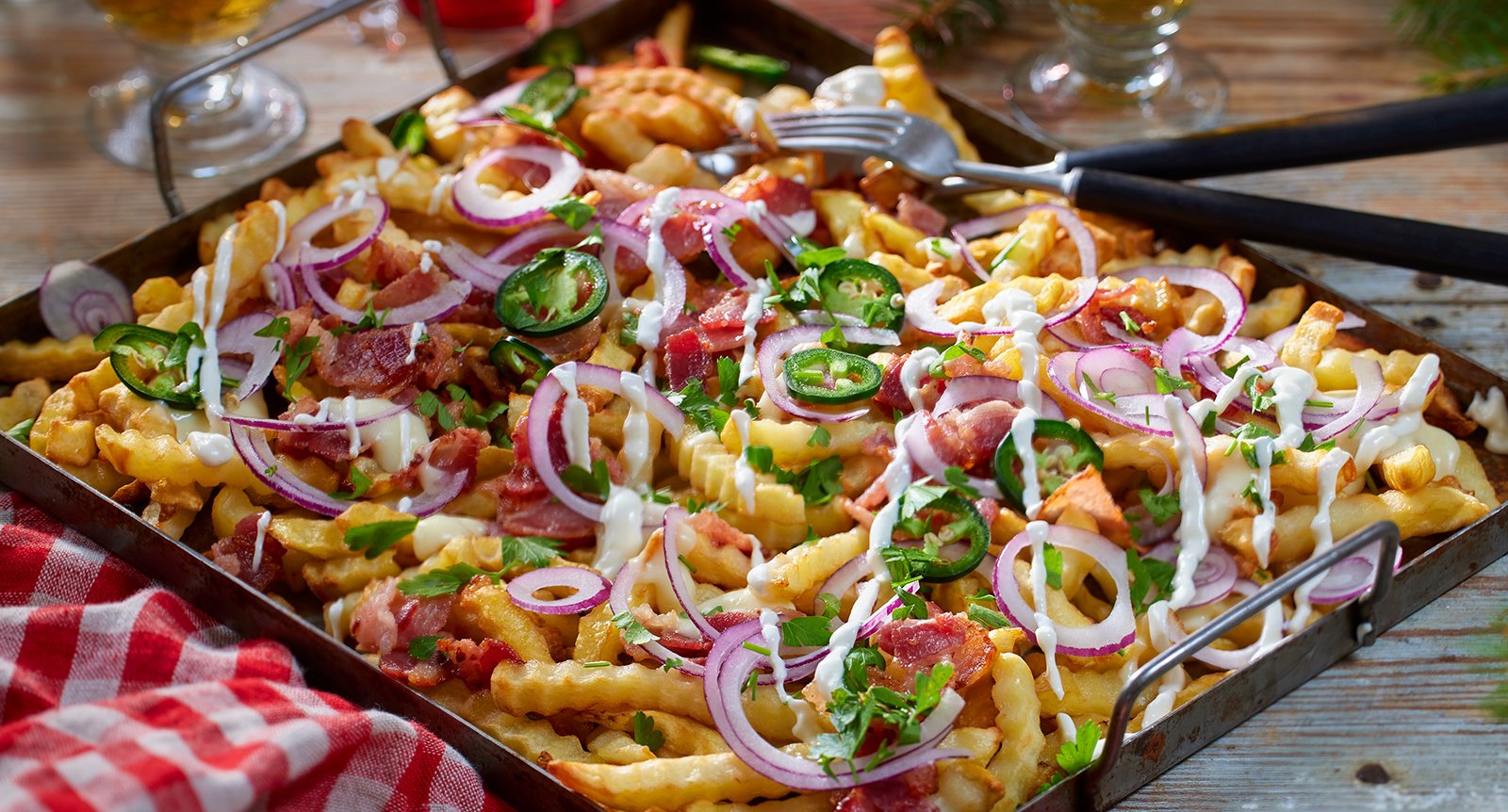 Loaded fries med bacon och ostsås