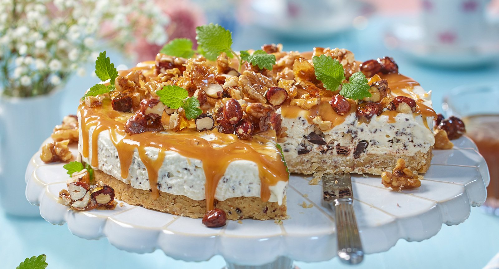 Vit chokladglasstårta på nötbotten