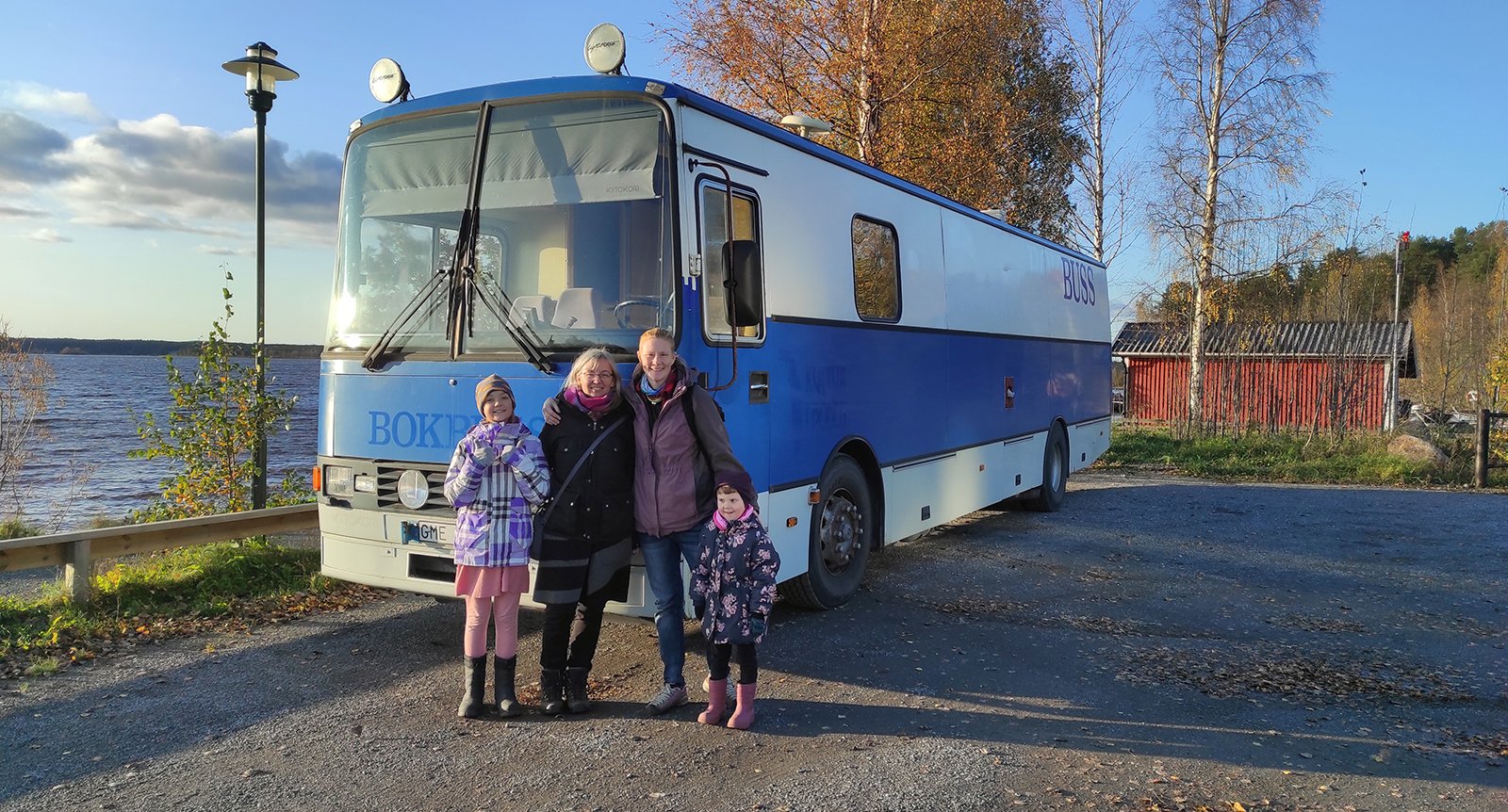 Familjen Green flyttade in i bokbuss: ”Villalivet är inget vi saknar”