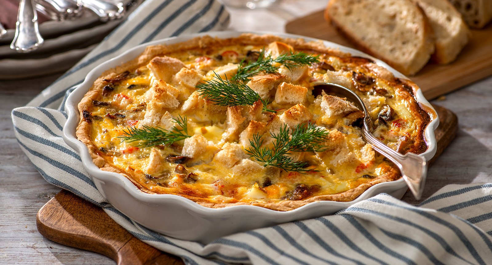 Kräftpaj med ägg och vitlöksbaguette