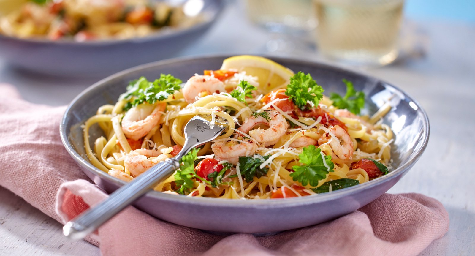 Het räkpasta med tomat och spenat