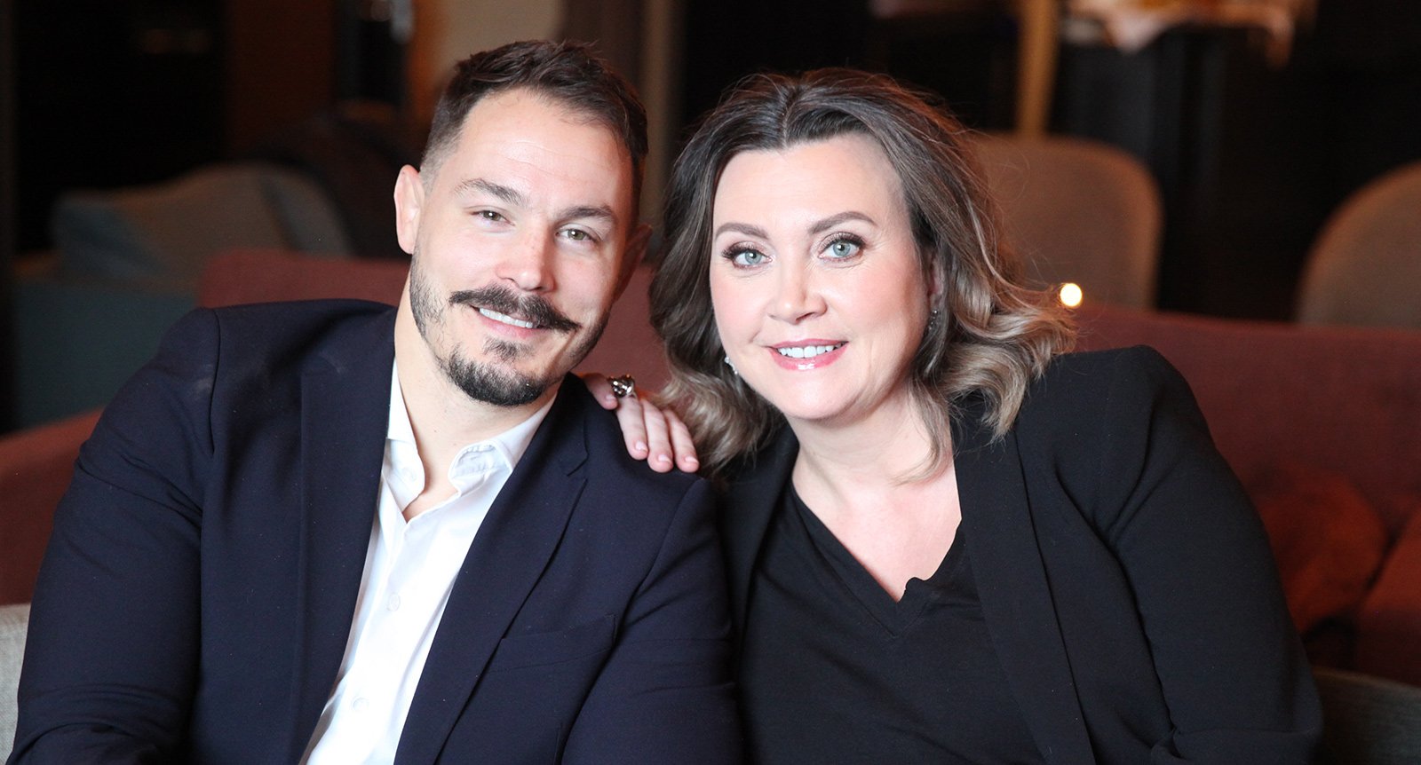 Läckbergs är fortfarande lika kära: ”Skickar tre tusen sms per dag till varandra”