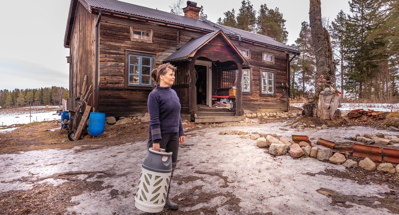 Johanna, 50, lever off grid i skogen: ”Mitt mål är att bli så självförsörjande som möjligt”