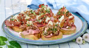 Bruschetta med skinka och fetaost