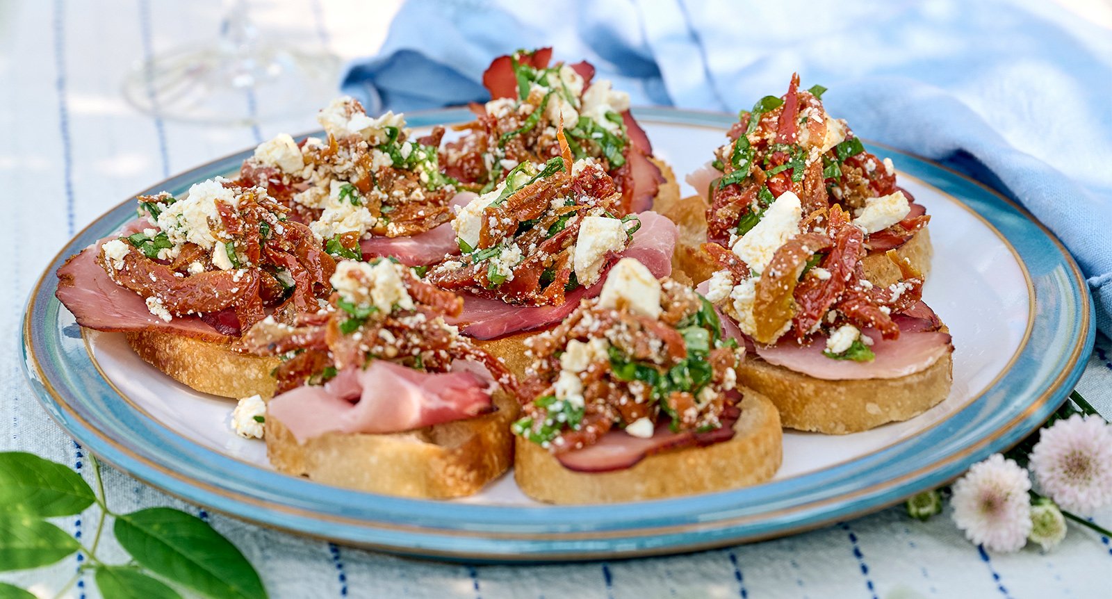 Bruschetta med skinka och fetaost