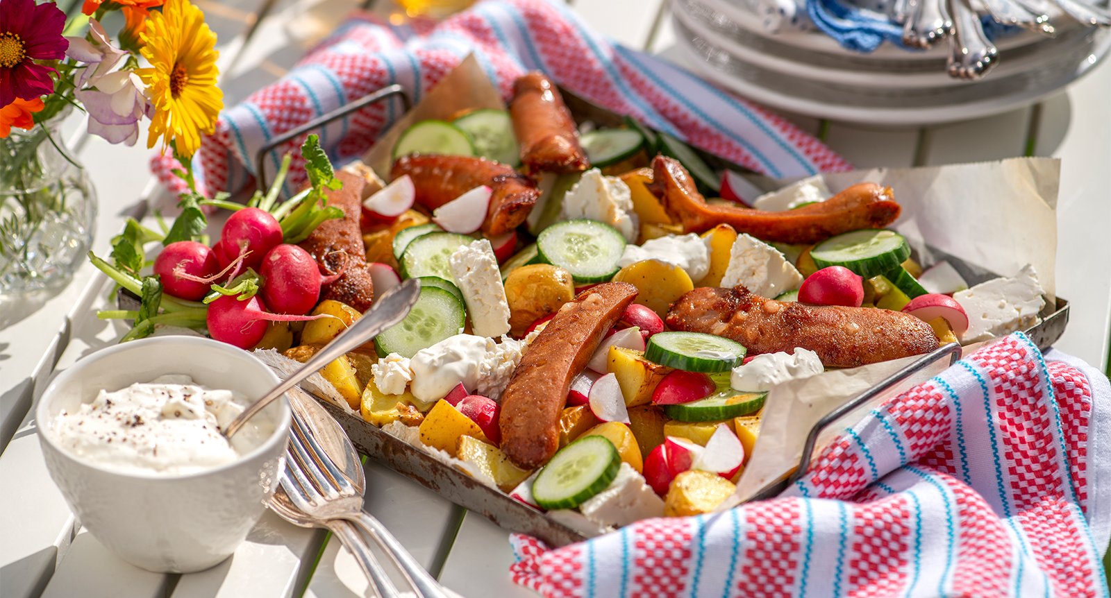Rostad potatissallad med korv och pepparrotssås
