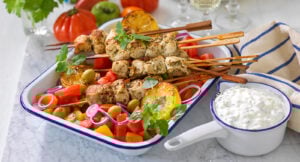 Kycklingsouvlaki med tzatziki och sallad