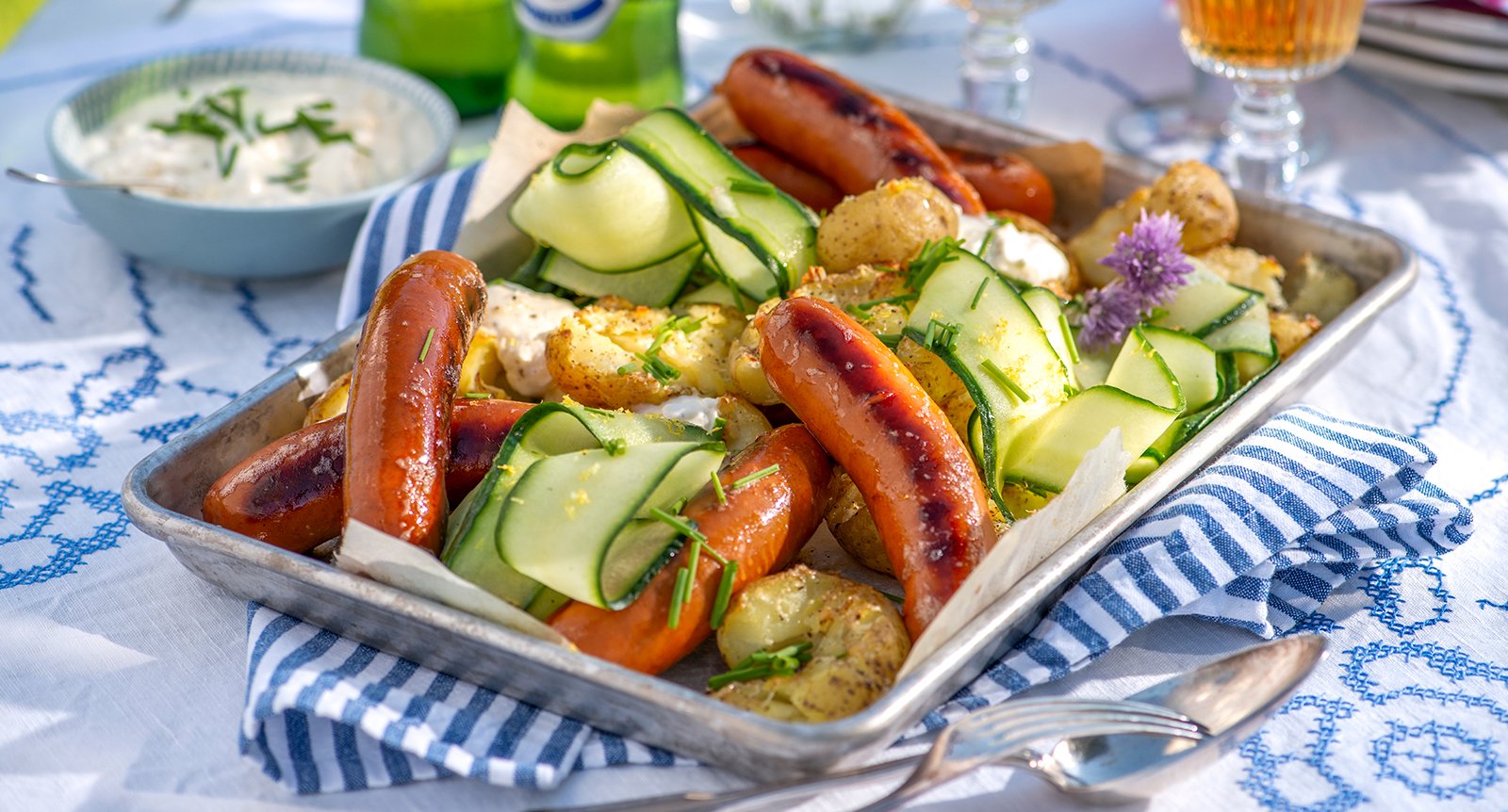 Grillad korv med krossad potatis och parmesankräm