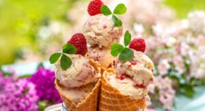 Semifreddo vit choklad och hallon