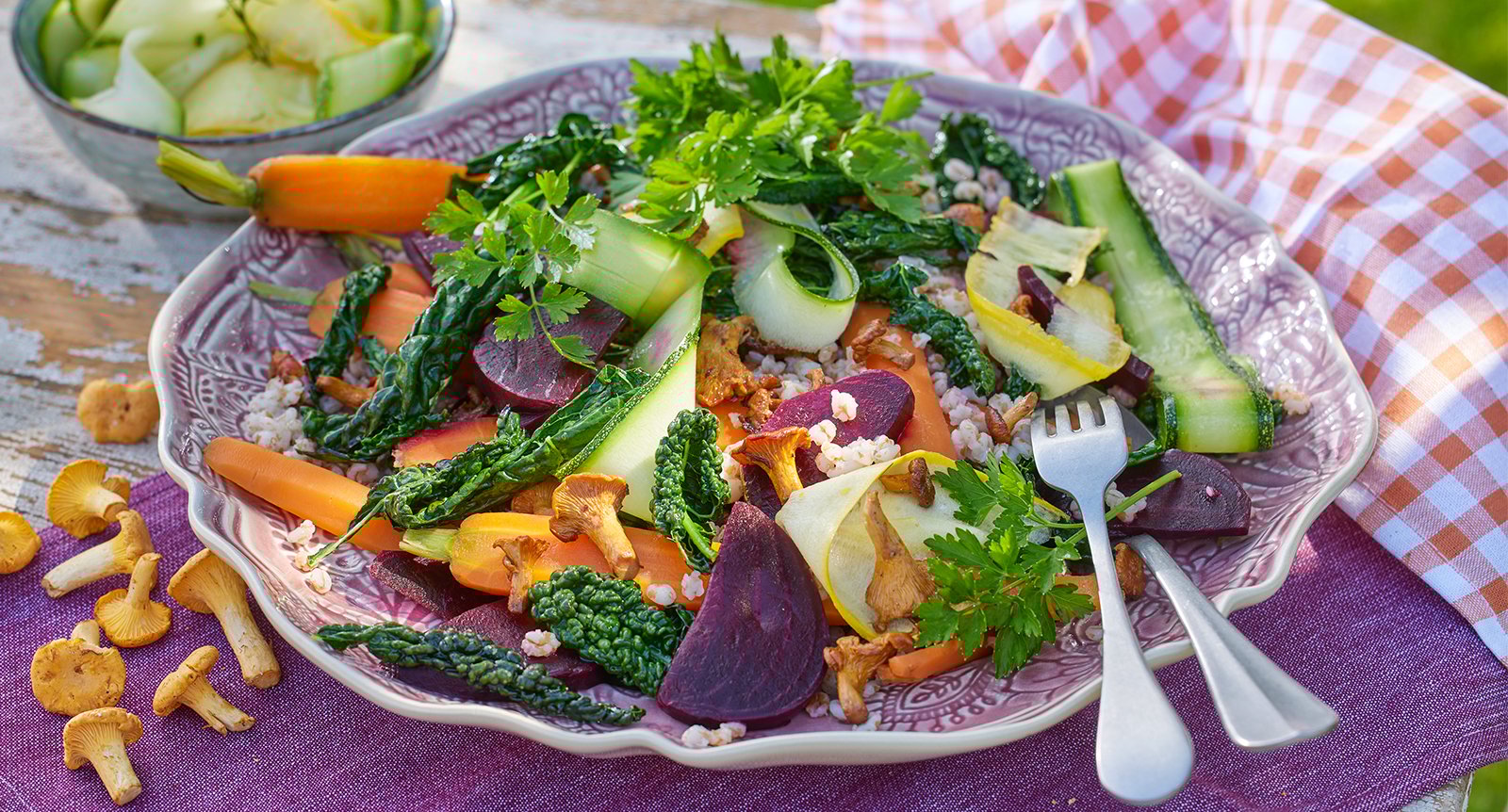 Matig sallad med kantareller och zucchini