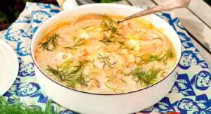 Laxpanna med tomat och kräftstjärtar