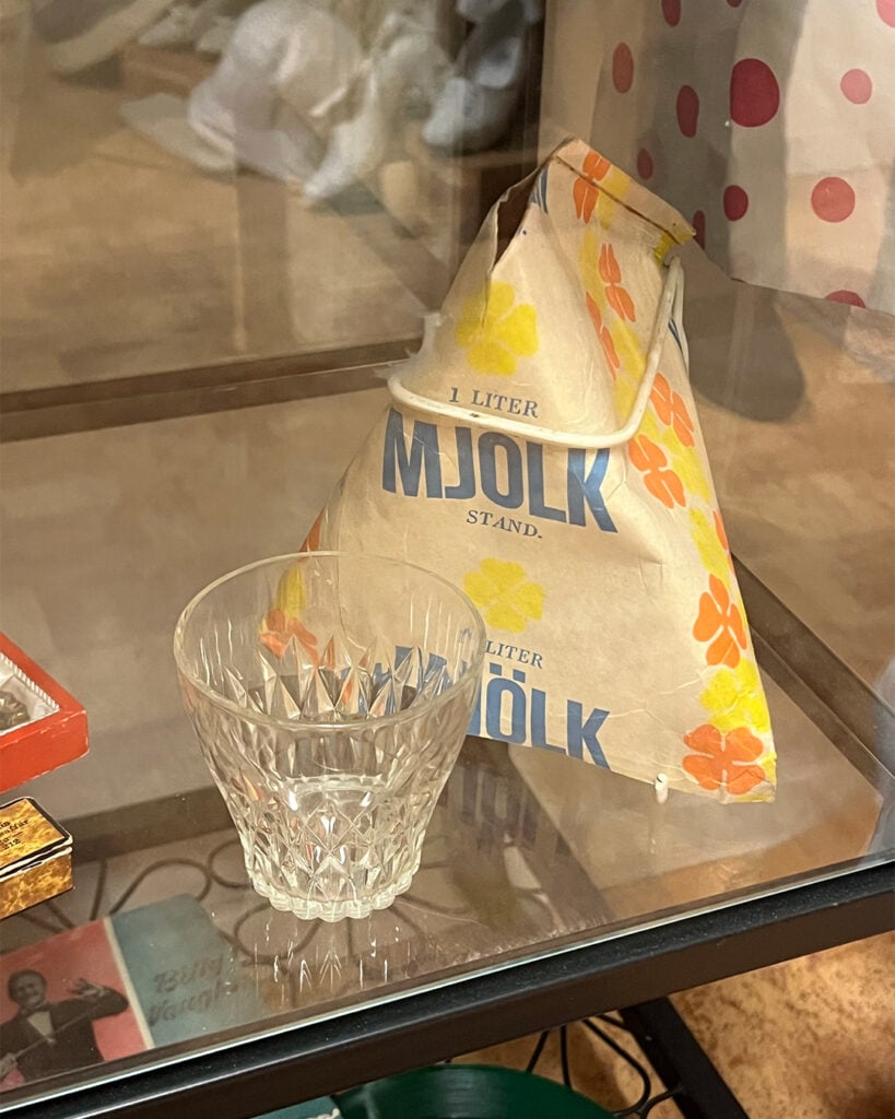 Mjölk i tetraförpackning med ställ från 50-talet.