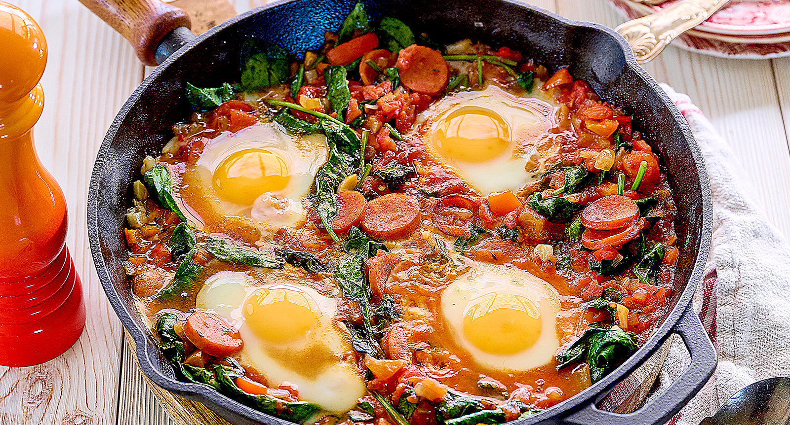 Shakshuka med kryddig korv och spenat