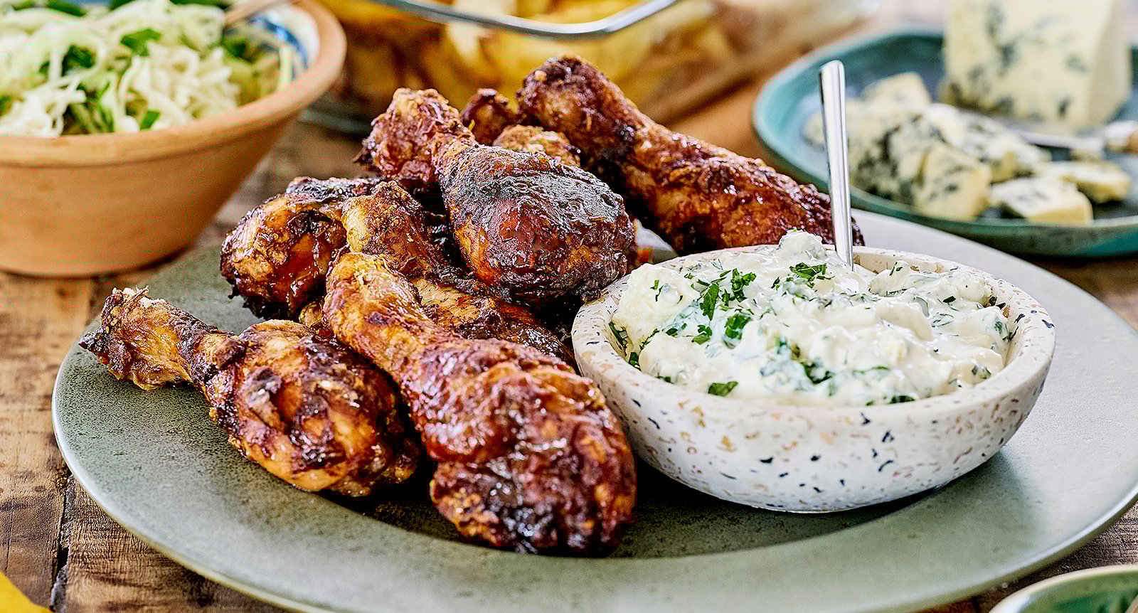 BBQ-drumsticks med ädelost-dipp