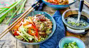 Teriyakibowl med kyckling och äggnudlar