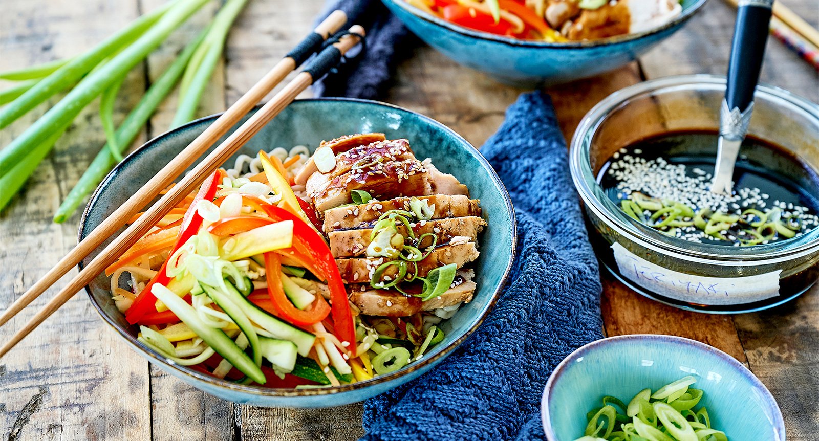 Teriyakibowl med kyckling och äggnudlar