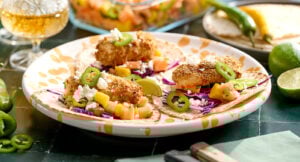 Krispiga fisktacos med mango- och melonsalsa