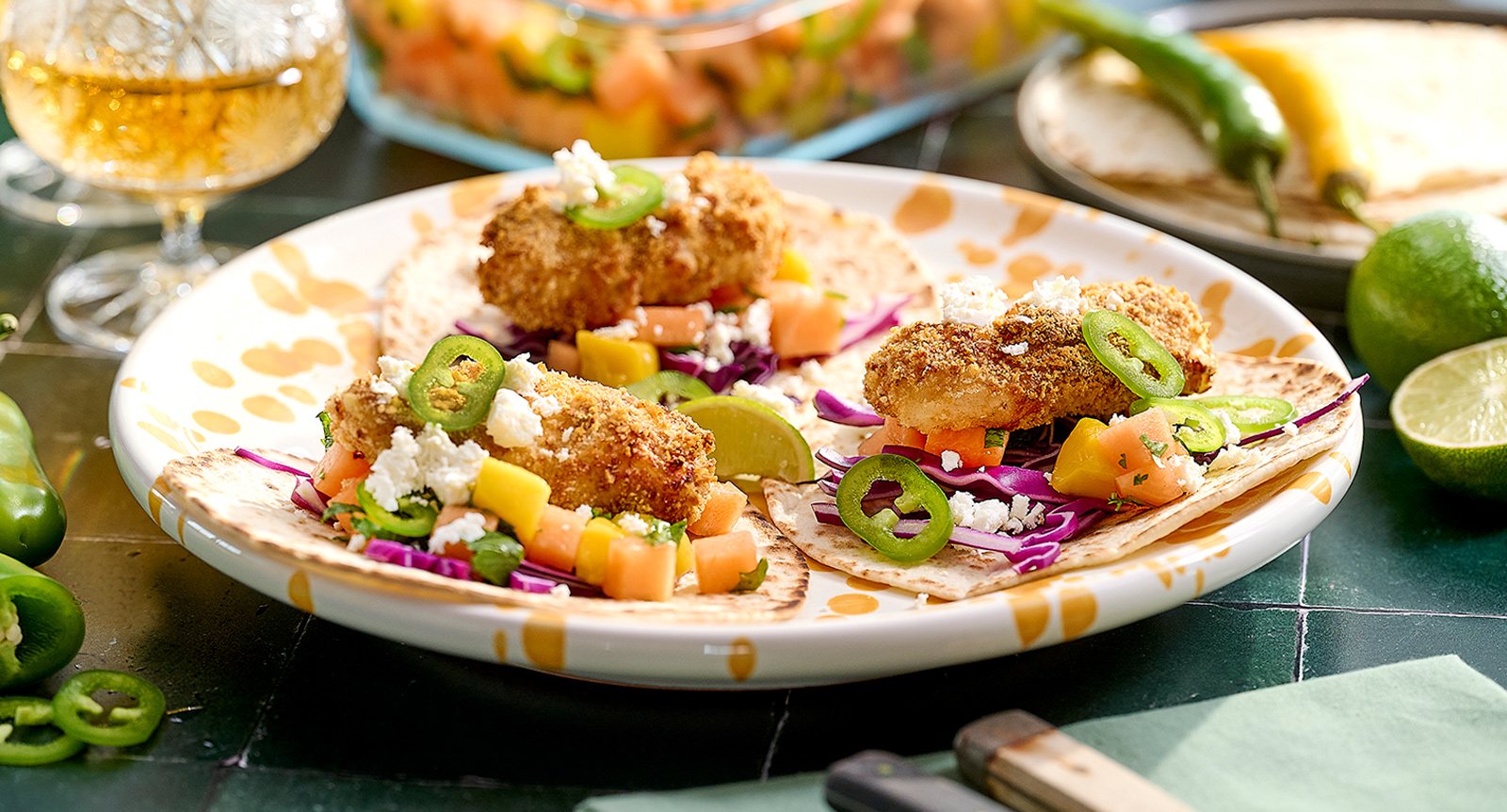 Krispiga fisktacos med mango- och melonsalsa