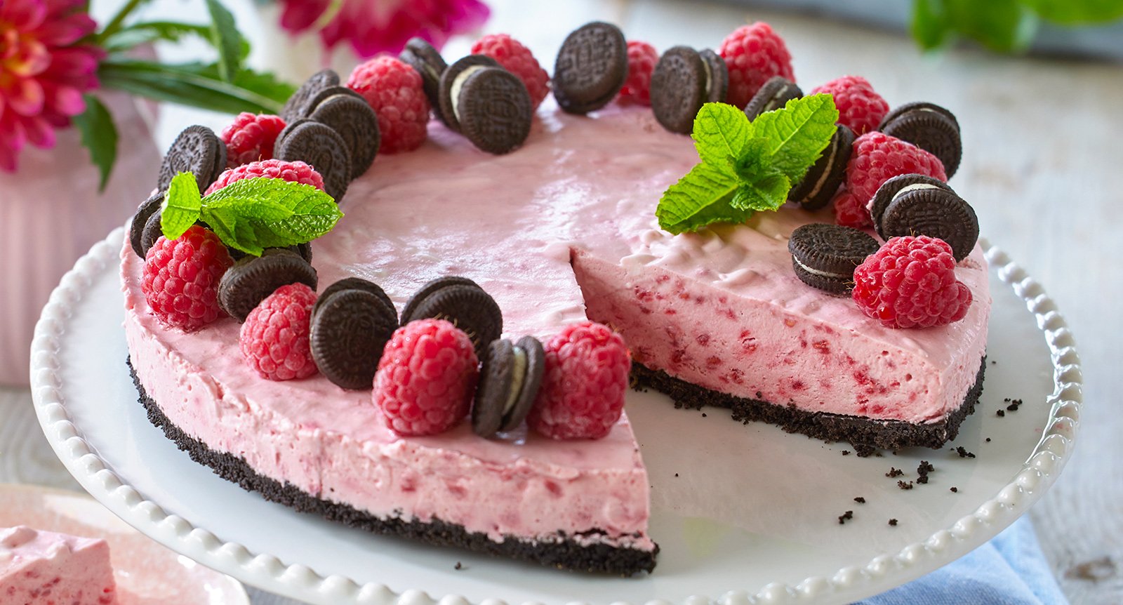 Halloncheesecake med Oreo-botten