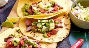 Steak fajitas med chimichurri och gurksalsa
