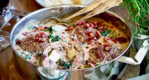 Cheddar- och baconfyllda färsbiffar