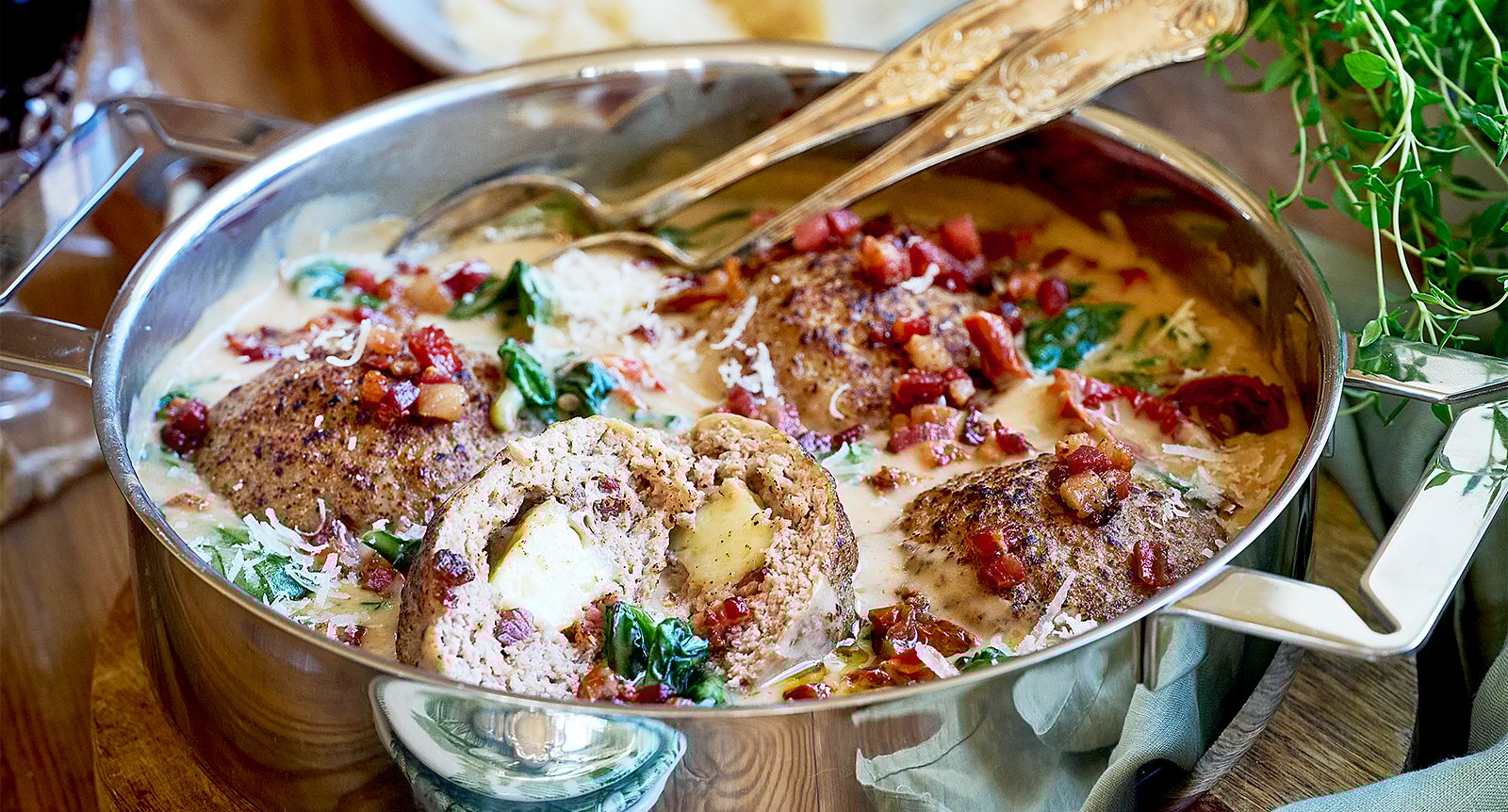 Cheddar- och baconfyllda färsbiffar