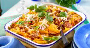 Korv- och pastagratäng med sambal oelek