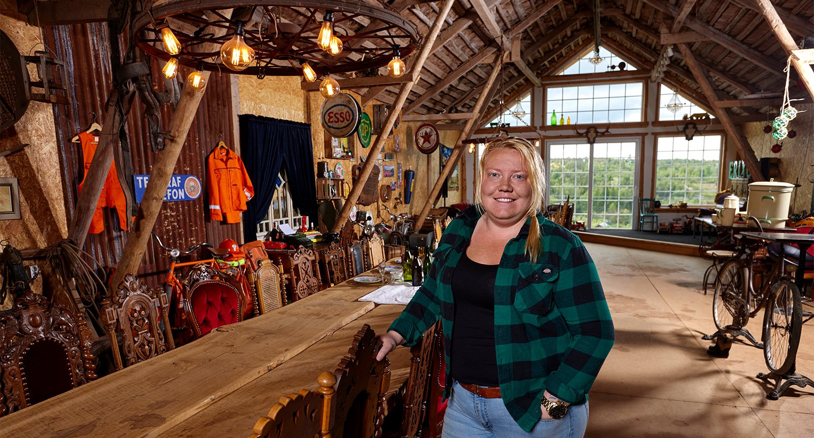 Höloftet blev festvåning med loppisfynd: ”Skiten” i ladan fixar stämningen