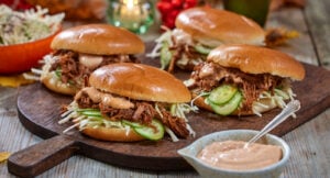 Pulled älg-burgare med chipotlemajonnäs