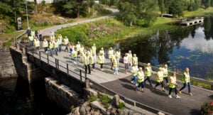 Här samlas 40 seniorer varje vecka – för att promenera och prata: ”Det blir både skratt och gråt”
