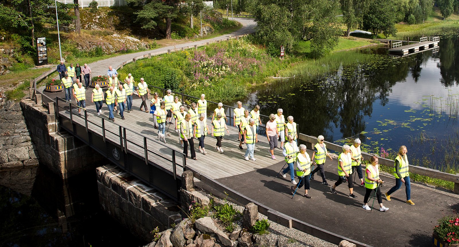 Här samlas 40 seniorer varje vecka – för att promenera att prata: ”Det blir både skratt och gråt”