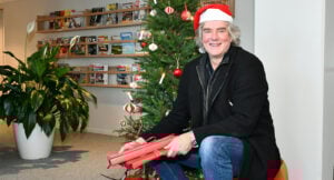 HJ:s tomte delade ut klappar och gran: ”Det är härligt att skämma bort den här fina familjen”