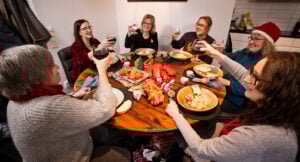 Kompisgängets julfest – en 40-årig tradition: ”Vi har följt varandra genom hela livet”