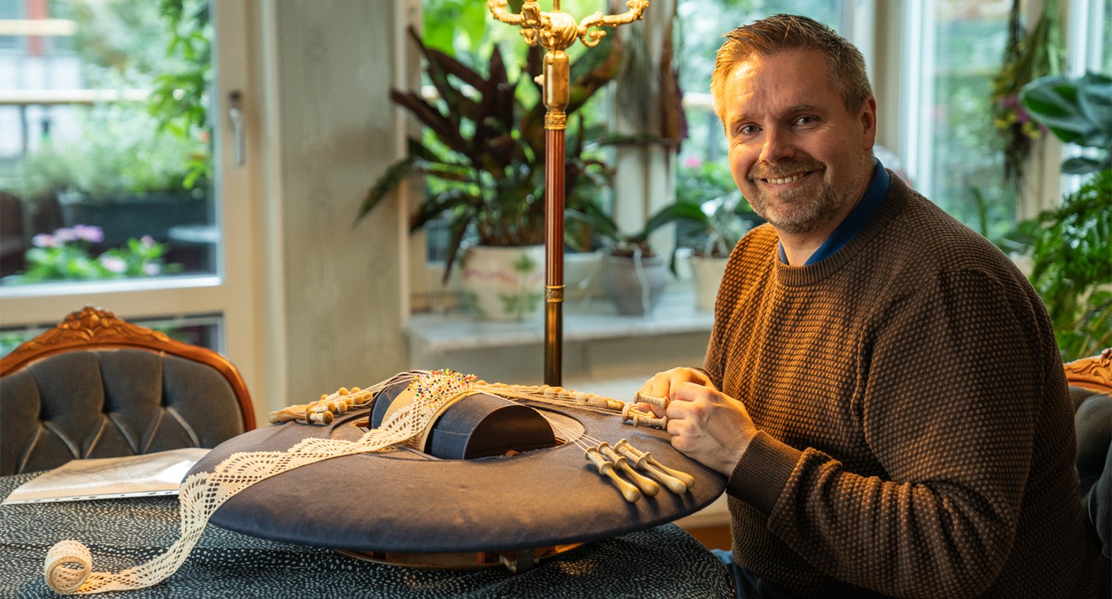 Jörgen Lindström knypplar som avkoppling: ”Många tycker att det är tantigt och omanligt”