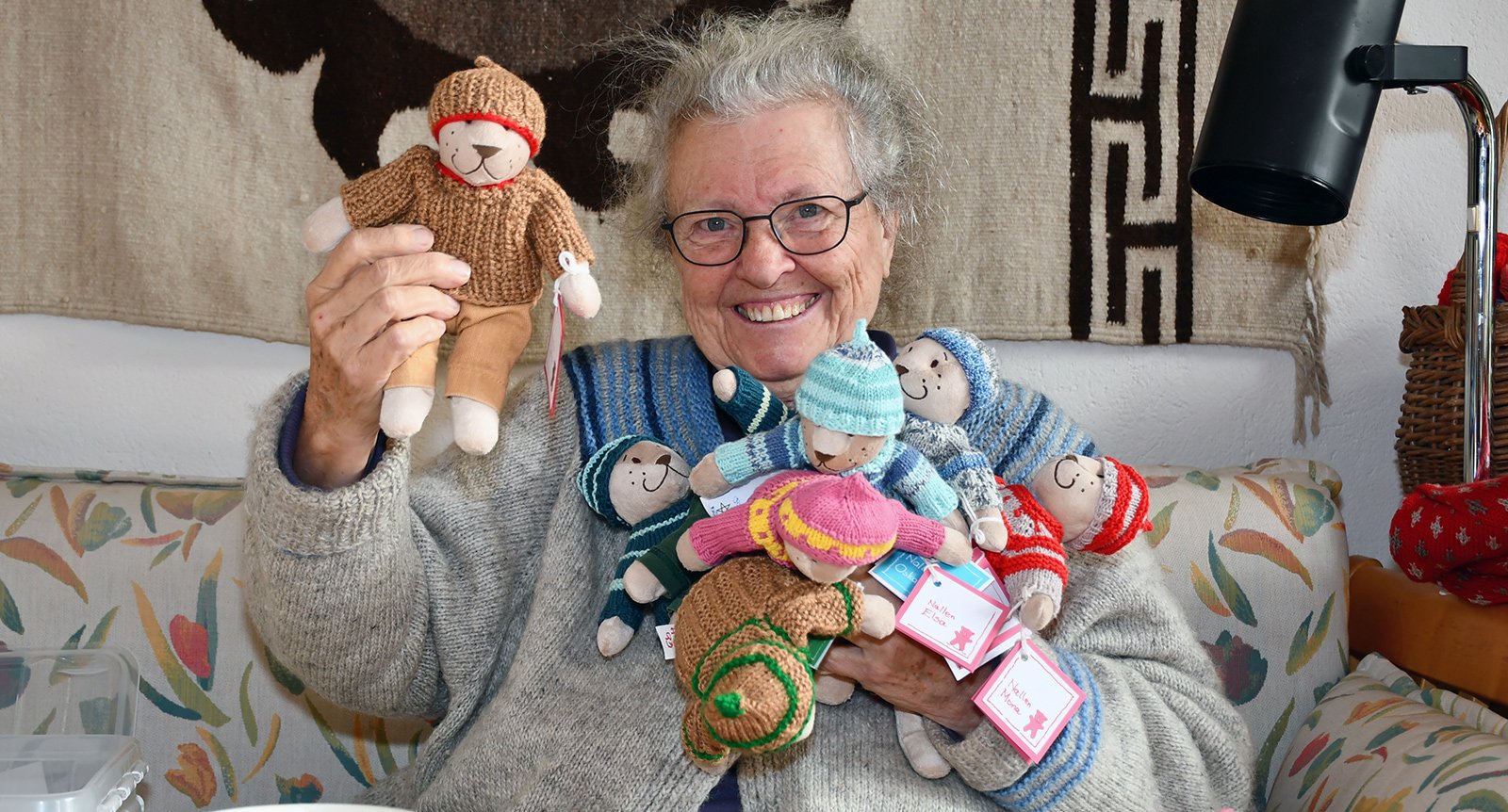 Kajsa skickar nallar med handsydda kläder till ukrainska barn: ”Jag vill att det ska vara en tröst för dem”