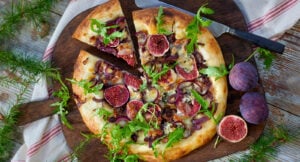 Pizza med karamelliserad lök och fikon