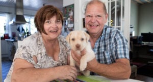 Valpen Musse hade lämnats att dö i en plastpåse: ”Det var självklart att han skulle få ett nytt hem hos oss”