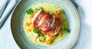 Parmalindad torsk med krämiga grönsaker