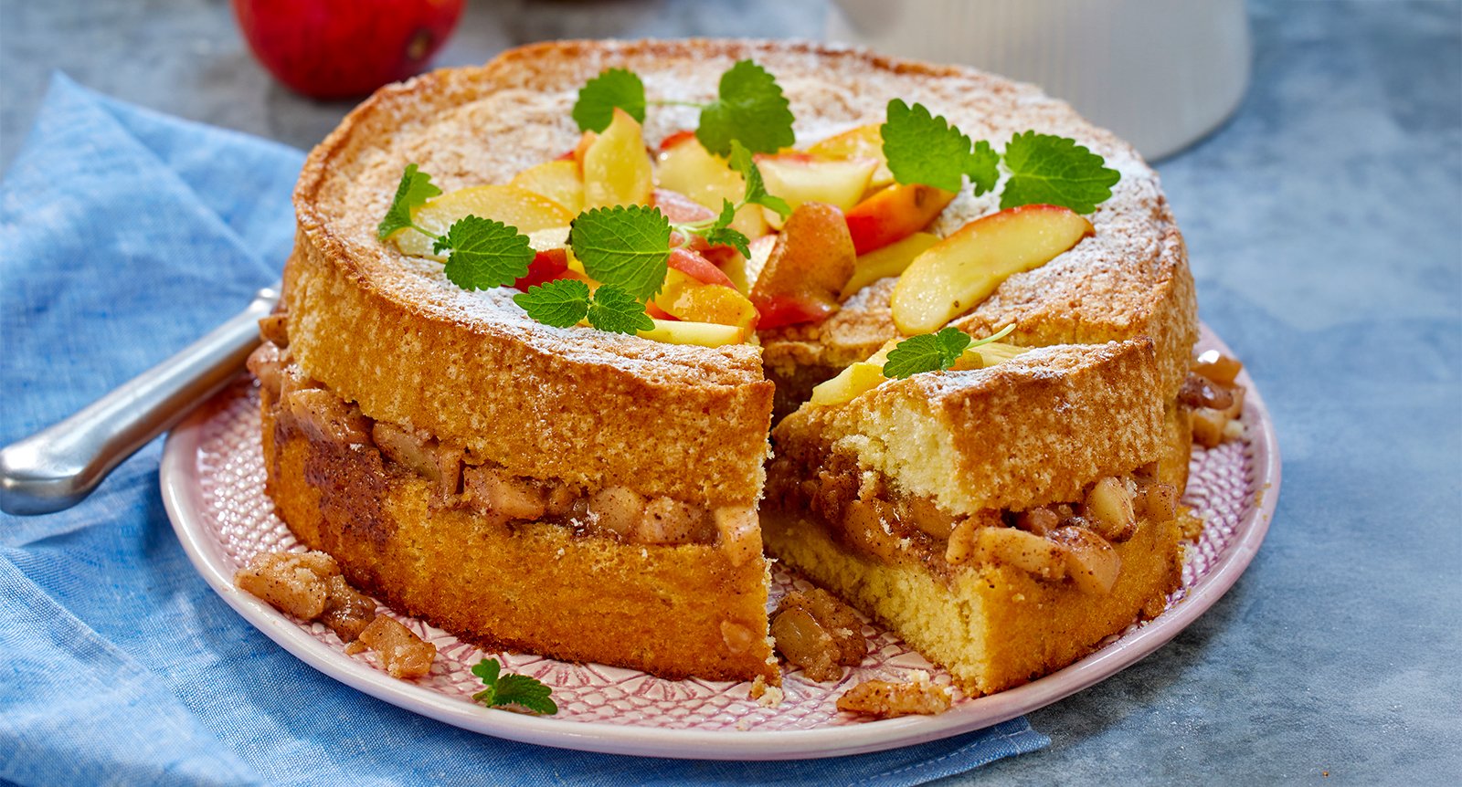 Sockerkaka med äppelfyllning