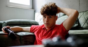 Vår son spelar i timmar – hur farligt är det?