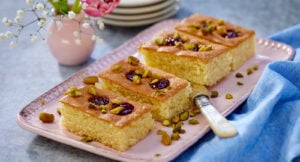 Vaniljkaka med hallonsylt och pistagenötter