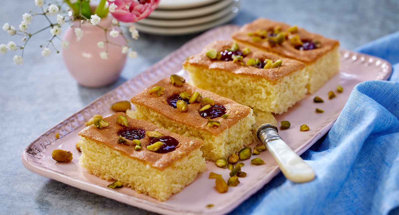 Vaniljkaka med hallonsylt och pistagenötter