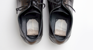 Därför ska du lägga tepåsar i skorna – och andra tips mot illaluktande skor