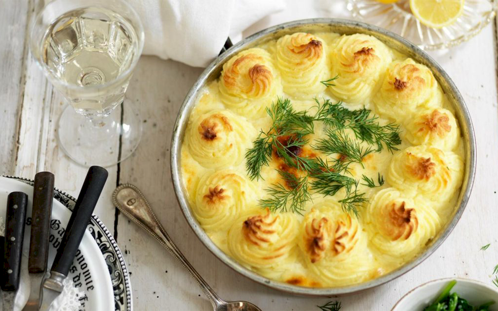 Fiskgratäng med spritsat mos