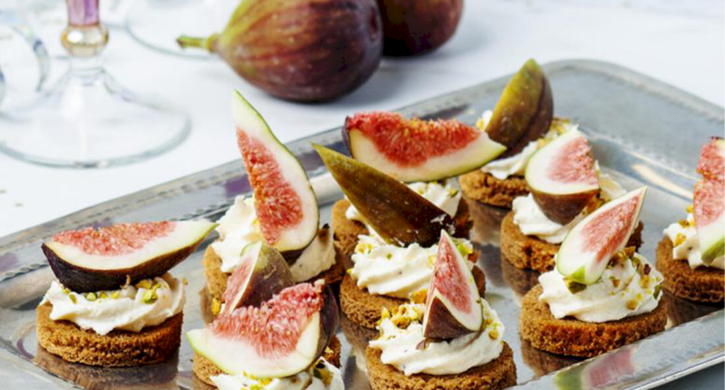 Kavring och parmesan som snittar, toppade med fikon och nötter