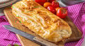 Fylld smördegsrulle med skinka och gräddädelost