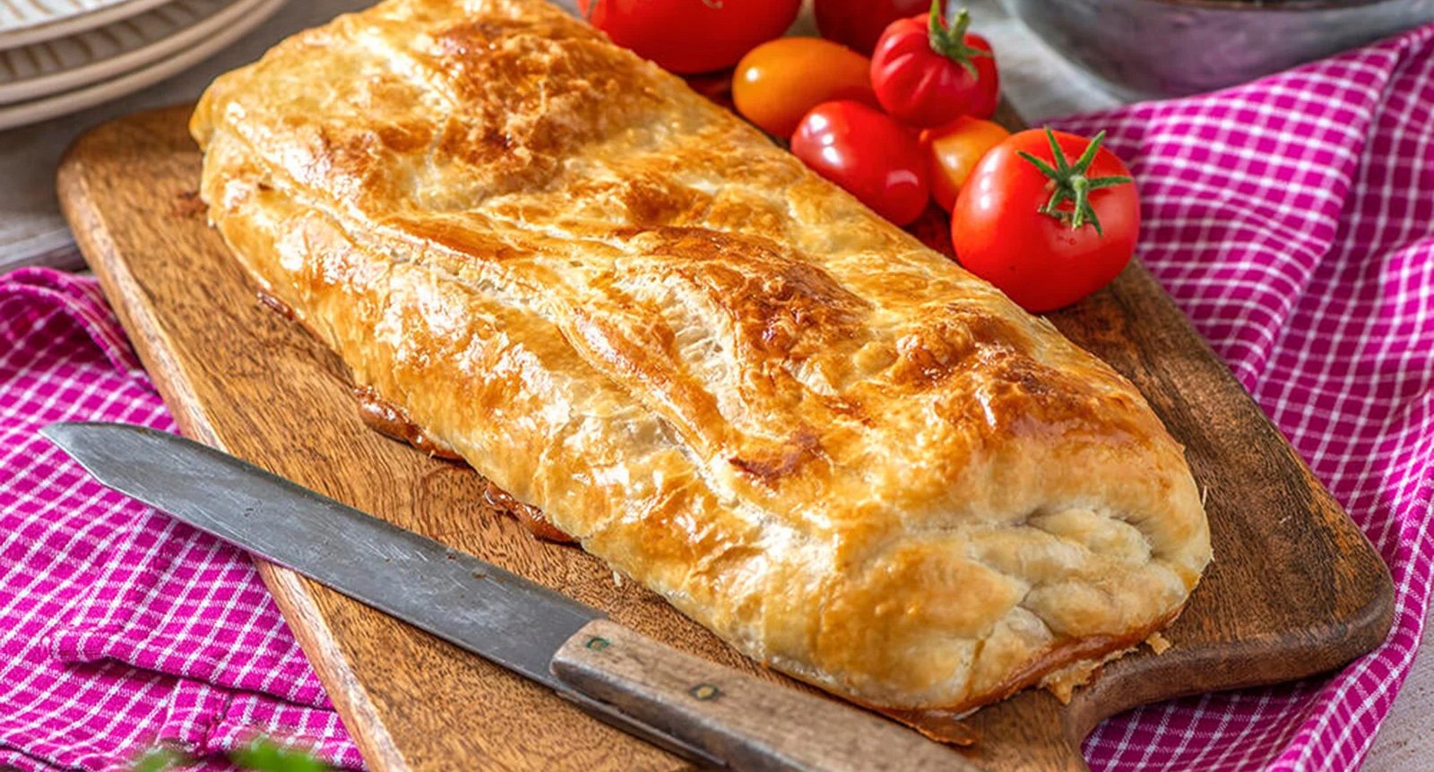 Fylld smördegsrulle med skinka och gräddädelost