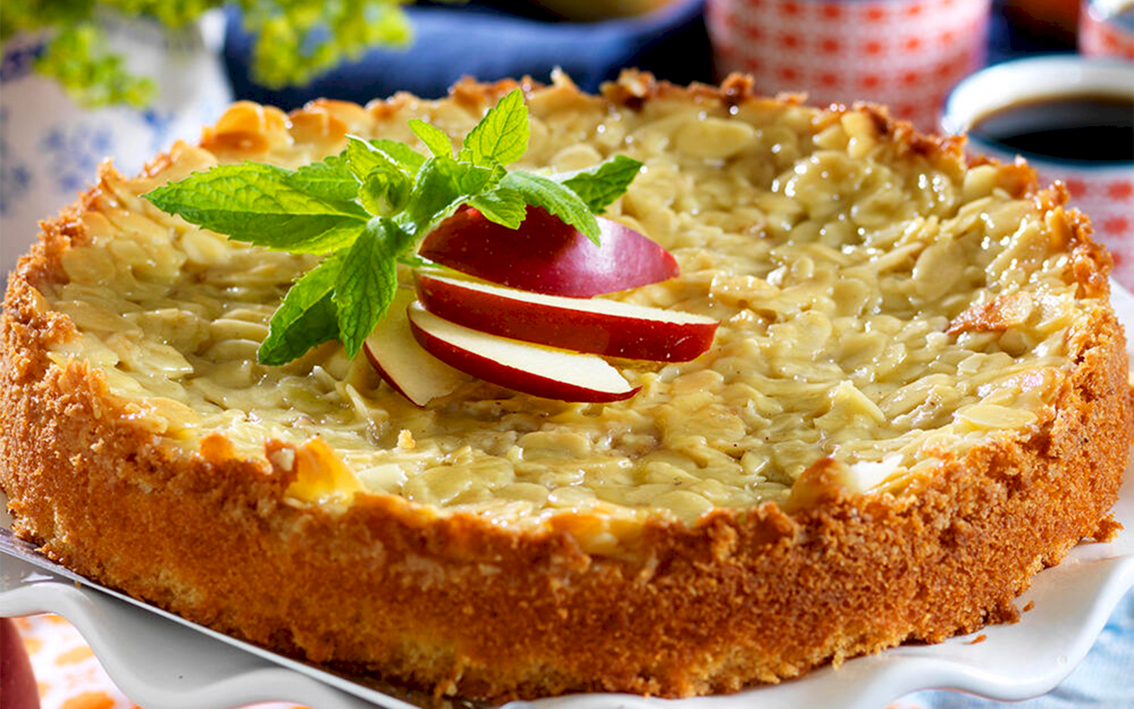 Knäckig toscakaka med äpple