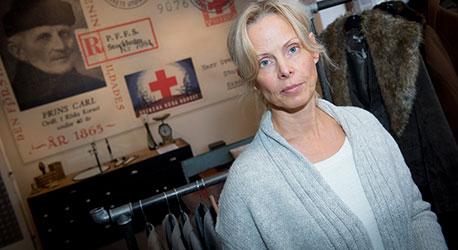 Röda kors-kretsen i Umeå tvingas lägga ner tre begagnat-varuhus, och de hjälpprojekt som försäljningen finansierat, konstaterar verksamhets-utvecklare Anna-Marja Hagner. Foto: Patrick Trädgårdh