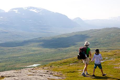 Storslagen vandring ner från baksidan av berget Njulla mot närliggande Björkliden. Foto: Oskar Ekman